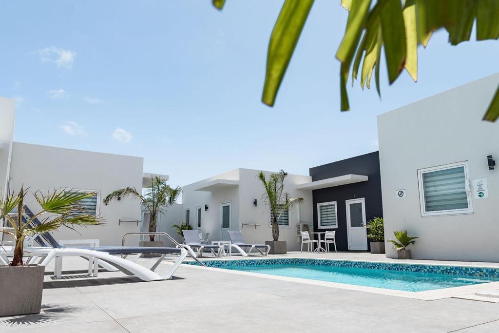 The Palm Leaf Apartments Noord Exterior foto